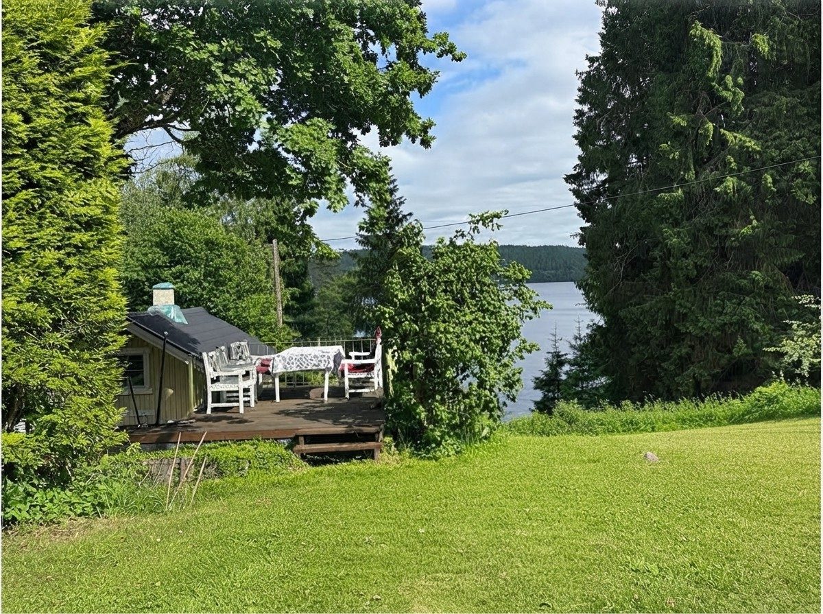 Trädgården med altan och utsikt över sjön